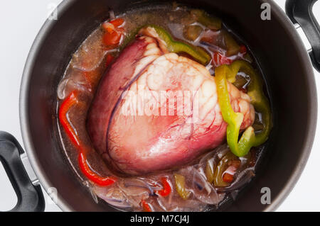 Erhöhte Ansicht von Rinderherz in ein crockpot Stockfoto