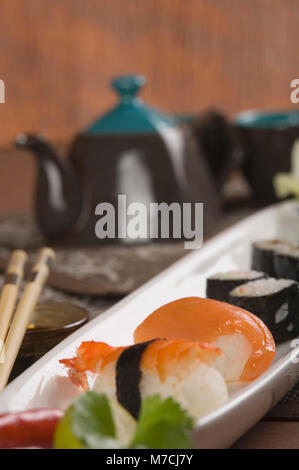 Nahaufnahme von verschiedenen Sushis in einer Platte Stockfoto