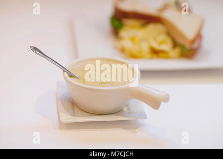 Erhöhte Ansicht Suppe mit sandwiches Stockfoto