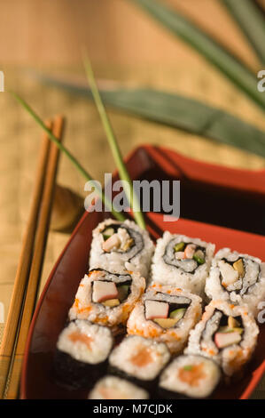 Nahaufnahme der verschiedenen Sushi in einer Platte Stockfoto