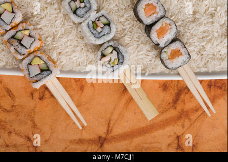 Erhöhte Ansicht der verschiedenen Sushi auf Essstäbchen Stockfoto
