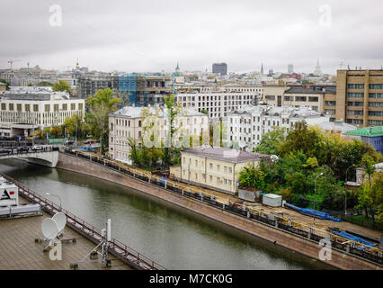 Moskau, Russland - Nov 4, 2016. Gebäuden in der Innenstadt mit dem Kanal in Moskau, Russland. Luftbild von oben auf eine Wohnung. Stockfoto