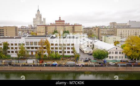 Moskau, Russland - Nov 4, 2016. Gebäude in der Innenstadt in Moskau, Russland. Moskau ist eine große politische, wirtschaftliche, kulturelle und wissenschaftliche Zentrum Stockfoto