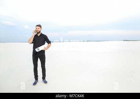 Kleidung Designer über Smartphone mit Bruder zu kommunizieren Stockfoto