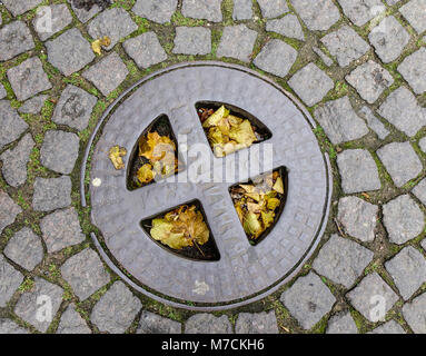 St. Petersburg, Russland - 14.Oktober 2016. Kanaldeckel bei der Peter-und-Paul-Festung in Sankt Petersburg, Russland. Die Festung enthält einige bemerkenswerte Stockfoto