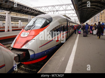 Sankt Petersburg, Russland - 5. Oktober 2016. Ein sapsan Hochgeschwindigkeitszug auf dem Bahnhof in Sankt Petersburg, Russland stoppen. High-speed Rail entsteht in Russ Stockfoto