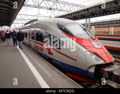 Sankt Petersburg, Russland - 5. Oktober 2016. Ein sapsan Hochgeschwindigkeitszug auf dem Bahnhof in Sankt Petersburg, Russland. High-speed Rail entsteht in Russland als Stockfoto