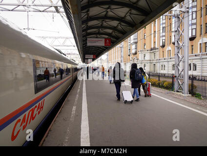 Sankt Petersburg, Russland - 5. Oktober 2016. Passagiere gehen mit Highspeed Bahnhof in Sankt Petersburg, Russland. High-speed Rail entsteht in Russ Stockfoto