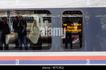 Sankt Petersburg, Russland - 5. Oktober 2016. Detail von sapsan Hochgeschwindigkeitszug in Sankt Petersburg, Russland. High-speed Rail entsteht in Russland als Inc. Stockfoto