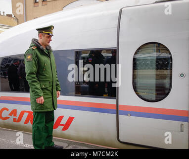 Sankt Petersburg, Russland - 5. Oktober 2016. Wachmann am Bahnhof in Sankt Petersburg, Russland. High-speed Rail entsteht in Russland als Inc. Stockfoto