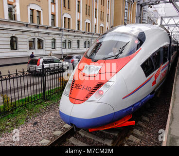 Sankt Petersburg, Russland - 5. Oktober 2016. Ein sapsan Hochgeschwindigkeitszug auf der Strecke in Sankt Petersburg, Russland. High-speed Rail ist in Russland als Stockfoto