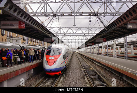 Sankt Petersburg, Russland - 5. Oktober 2016. Ein sapsan Hochgeschwindigkeitszug auf dem Bahnhof in Sankt Petersburg, Russland stoppen. High-speed Rail entsteht in Russ Stockfoto