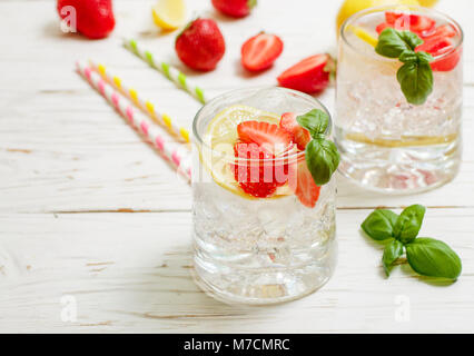 Sommer eine erfrischende Limonade. Trinken mit Zitrone, Erdbeere, Minze, Basilikum und Eis. Detox. Mineralwasser. Selektiver Fokus Stockfoto
