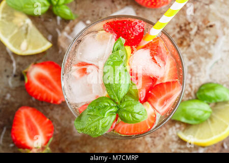Sommer eine erfrischende Limonade. Trinken mit Zitrone, Erdbeere, Minze, Basilikum und Eis. Detox. Mineralwasser. Selektiver Fokus Stockfoto