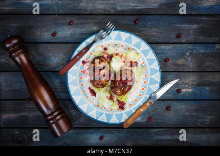 Türkei Schnitzel mit frischen Beeren und saucea Eisberg Salat mit Besteck und Pepper Grinder serviert. Stockfoto
