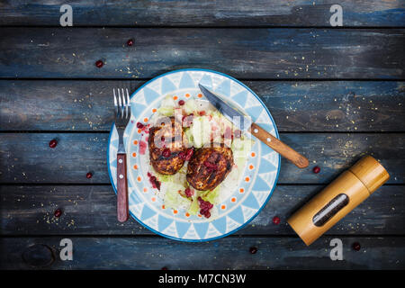 Türkei Schnitzel mit frischen Beeren und saucea Eisberg Salat mit Besteck und Pepper Grinder serviert. Stockfoto