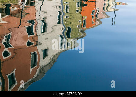 Reflexion der Häuser die fishermens' in einem Kanal auf der Insel Burano in der Lagune von Venedig, Italien. Stockfoto