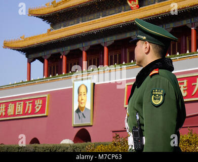 Peking, China - Mar 1, 2018. Eine chinesische Guard am Tor des Himmlischen Friedens in Peking, China. Stockfoto