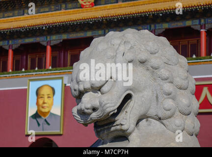 Peking, China - Mar 1, 2018. Ein Löwe station am Gugong (Imperial Palace Museum, das Tor der Keuschheit, Tiananmen) in Peking, China. Stockfoto