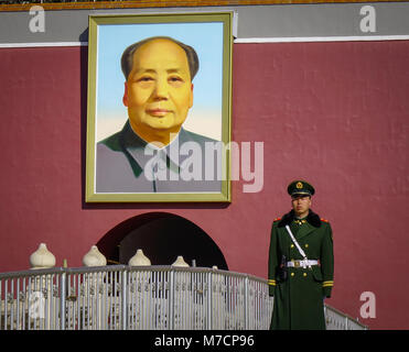 Peking, China - Mar 1, 2018. Eine chinesische Soldaten am Tor des Himmlischen Friedens in Peking, China. Stockfoto