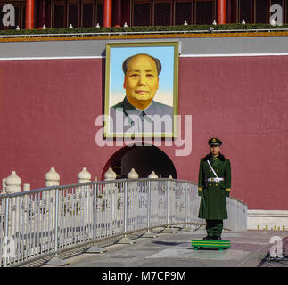 Peking, China - Mar 1, 2018. Eine chinesische Soldaten am Tor des Himmlischen Friedens in Peking, China. Stockfoto