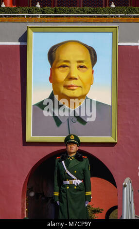 Peking, China - Mar 1, 2018. Eine chinesische Soldaten am Tor des Himmlischen Friedens in Peking, China. Stockfoto