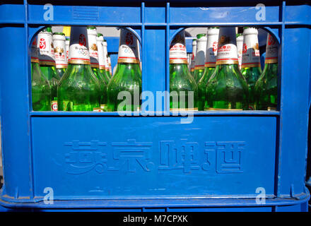 Leere Yanjing Bierflaschen in einer Kiste in Peking, China Stockfoto