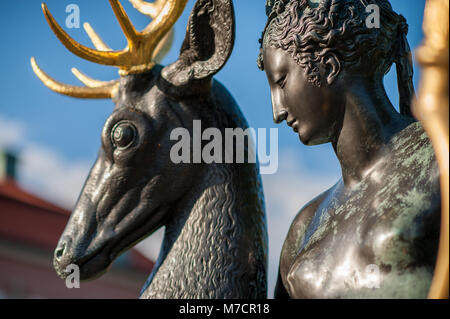 Detail der Skulptur im öffentlichen Raum von Diana, die Göttin der Jagd am Diplomatstadenin in Stockholm entfernt ruht. Stockfoto