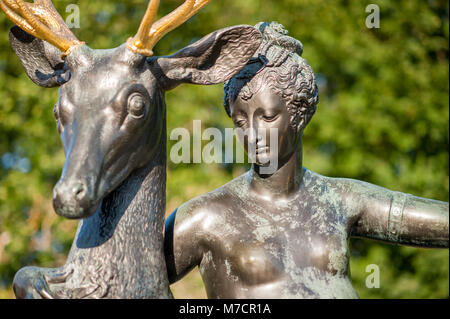 Detail der Skulptur im öffentlichen Raum von Diana, die Göttin der Jagd am Diplomatstadenin in Stockholm entfernt ruht. Stockfoto