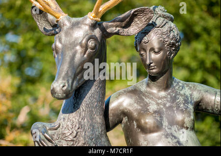 Detail der Skulptur im öffentlichen Raum von Diana, die Göttin der Jagd am Diplomatstadenin in Stockholm entfernt ruht. Stockfoto