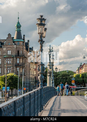 Die Brücke nach Djurgården im Sommer in Stockholm. Djurgården ist ein berühmtes Naherholungsgebiet in Stockholm. Stockfoto