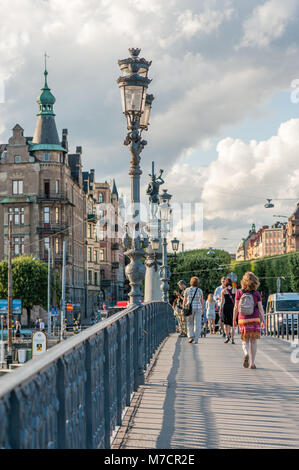 Die Brücke nach Djurgården im Sommer in Stockholm. Djurgården ist ein berühmtes Naherholungsgebiet in Stockholm. Stockfoto