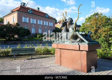 Skulptur im öffentlichen Raum von Diana, die Göttin der Jagd am Diplomatstaden in Stockholm entfernt ruht. Stockfoto