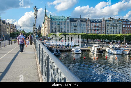 Blick Richtung Djurgårdsbrunnsviken im Sommer in Stockholm. Die Hauptstadt von Schweden ist auf 17 Inseln gebaut. Stockfoto
