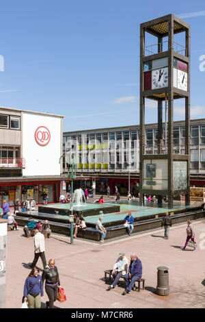 Der Uhrturm und Pool im Zentrum von Stevenage New Town von Leonard Vincent, 1957-59. Stockfoto