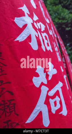 In der Nähe des großen roten Banner mit japanischen Kanji white schreiben vor tsurugaoka Hachimangū Shinto Schrein in Kamakura Japan. Stockfoto