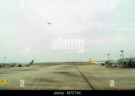 Singapur - Januar 6, 2018: Flugzeug bereit, weg am Changi International Airport. Abflughalle, Singapur, ist es eine der größten transporta Stockfoto