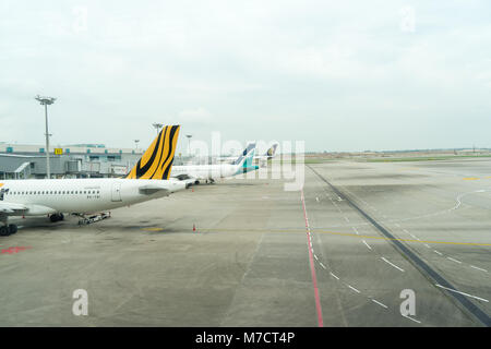 Singapur - Januar 6, 2018: Flugzeug bereit, weg am Changi International Airport. Abflughalle, Singapur, ist es eine der größten transporta Stockfoto