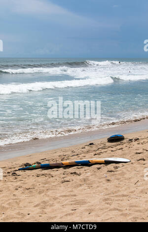 Indonesien Bali Kuta Beach Surf Wellen. Stockfoto