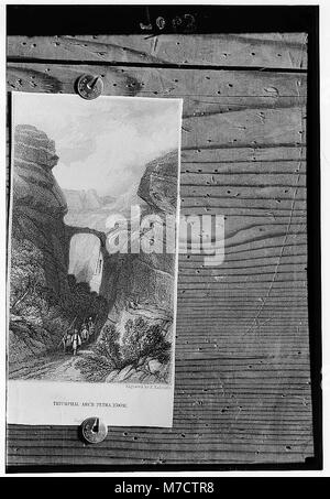 Eine detaillierte Restaurierung des Bab es Sik, einer antiken Stätte in Petra, Jordanien. Das Bild spiegelt die Bemühungen wider, die historischen und architektonischen Merkmale des Ortes zu erhalten. Stockfoto