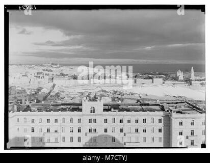 Ein malerischer Blick vom „Y“-Turm, der die Stadtmauer mit dem schneebedeckten Mount Olivet in der Ferne zeigt. Das Foto fängt einen ruhigen Winterabend ein. Stockfoto