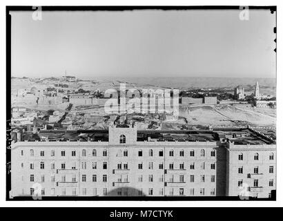 Ein Blick vom „Y“-Turm mit Blick auf die Stadtmauer und die Region Olivet, mit Schnee in der Ferne während einer Abendszene. Stockfoto