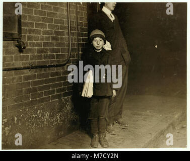 Für Kinderschutz Ausstellung 1912-13.) fast Mitternacht, zehn Jahre alten newsboy Verkauf in und um diese Limousine in der Nähe von Marktplatz, Providence, R.I. Flash-light Foto nclc 03809 Loc. Stockfoto