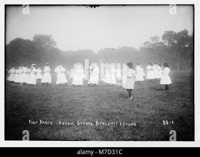 Mädchen der öffentlichen Schule Athletic League Volkstanz im Central Park, New York LCCN 2014680490 Stockfoto