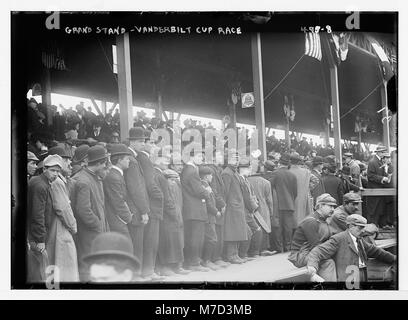 Die Tribüne beim Vanderbilt Cup Race, einem Motorsport-Event aus dem frühen 20. Jahrhundert, ist in diesem Bild festgehalten. Das Rennen war ein wichtiger Wettbewerb im amerikanischen Motorsport, der große Aufmerksamkeit erregte und die wachsende Popularität des Automobilrennens demonstrierte. Stockfoto