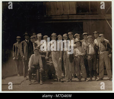 Gruppe der Glas Arbeitnehmer bei Shop7, Illinois Glass Co. 12-30 Uhr eine der kleinsten Jungen ist Dennis weiß, 1013 Liberty St.,. LOC nclc.01290 Stockfoto