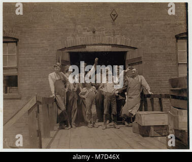 Gruppe der Glas Arbeitnehmer im Shop 6, Illinois Glass Co. Der kleinste Junge ist Polnisch und nicht versteht Englisch (Analphabeten) sah ich ihn bei der Arbeit kurz vor 13:00 Uhr LOC 01292 nclc. Stockfoto