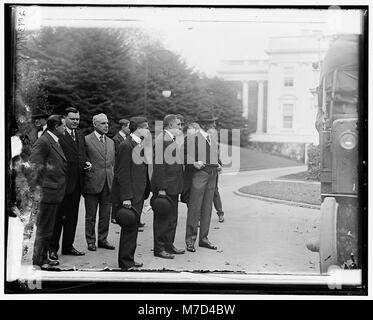 Ein Foto, das eine Gruppe außerhalb des Weißen Hauses zeigt, mit US-Präsident Woodrow Wilson (rechts) und Kriegsminister Newton Baker (2. Von rechts), aufgenommen im frühen 20. Jahrhundert. Stockfoto
