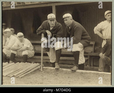 Grover Cleveland Alexander & Manager Pat Moran; im Hintergrund sind Joe Oeschger, Possum Whitted, & Milt lieferbar, Philadelphia NL (Baseball) LCCN 2003668279 Stockfoto