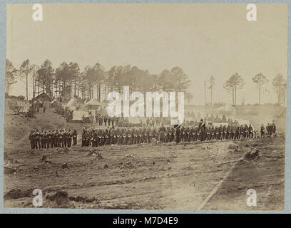 Dieses Foto zeigt einen Wachposten im Lager der 114. Pennsylvania Infantry auf der Brandy Station, Virginia, während des Amerikanischen Bürgerkriegs im März 1864. Die Soldaten bereiten sich auf den Einsatz im Rahmen von Militäroperationen vor. Stockfoto